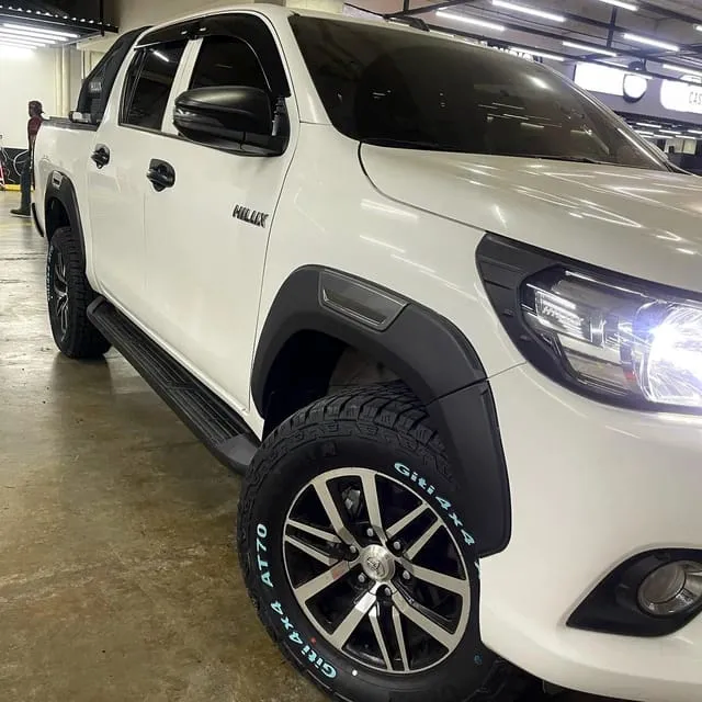 Fangueras/Extensiones Gris Toyota Hilux 2016-2024