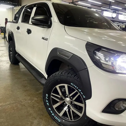 Fangueras/Extensiones Gris Toyota Hilux 2016-2024